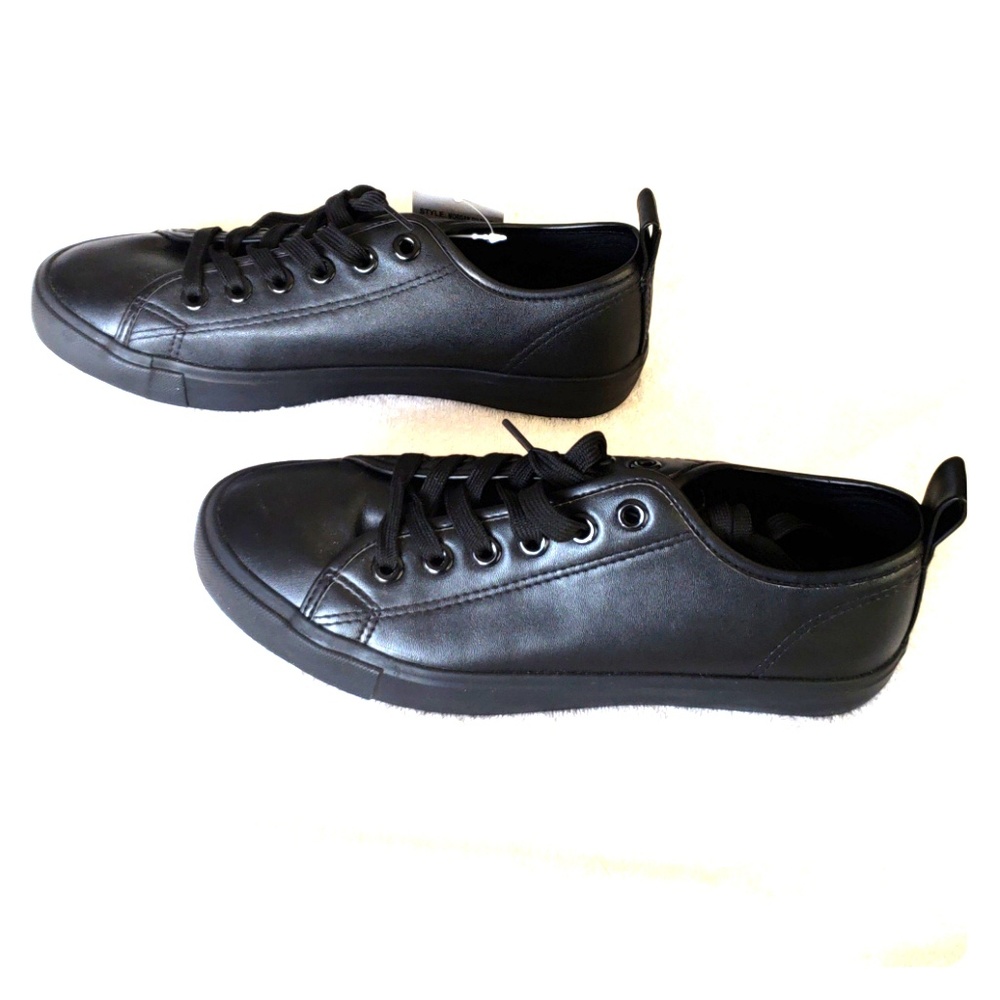 NWT black low top sneakers, size 9